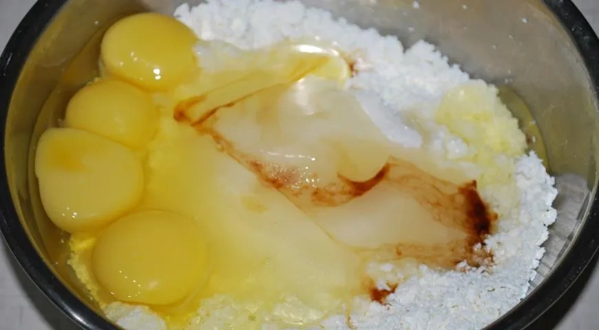 Творожно-бисквитный пирог с клубникой: шаг 4