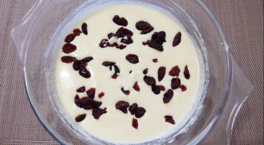 Творожный пудинг с изюмом в микроволновке: шаг 4