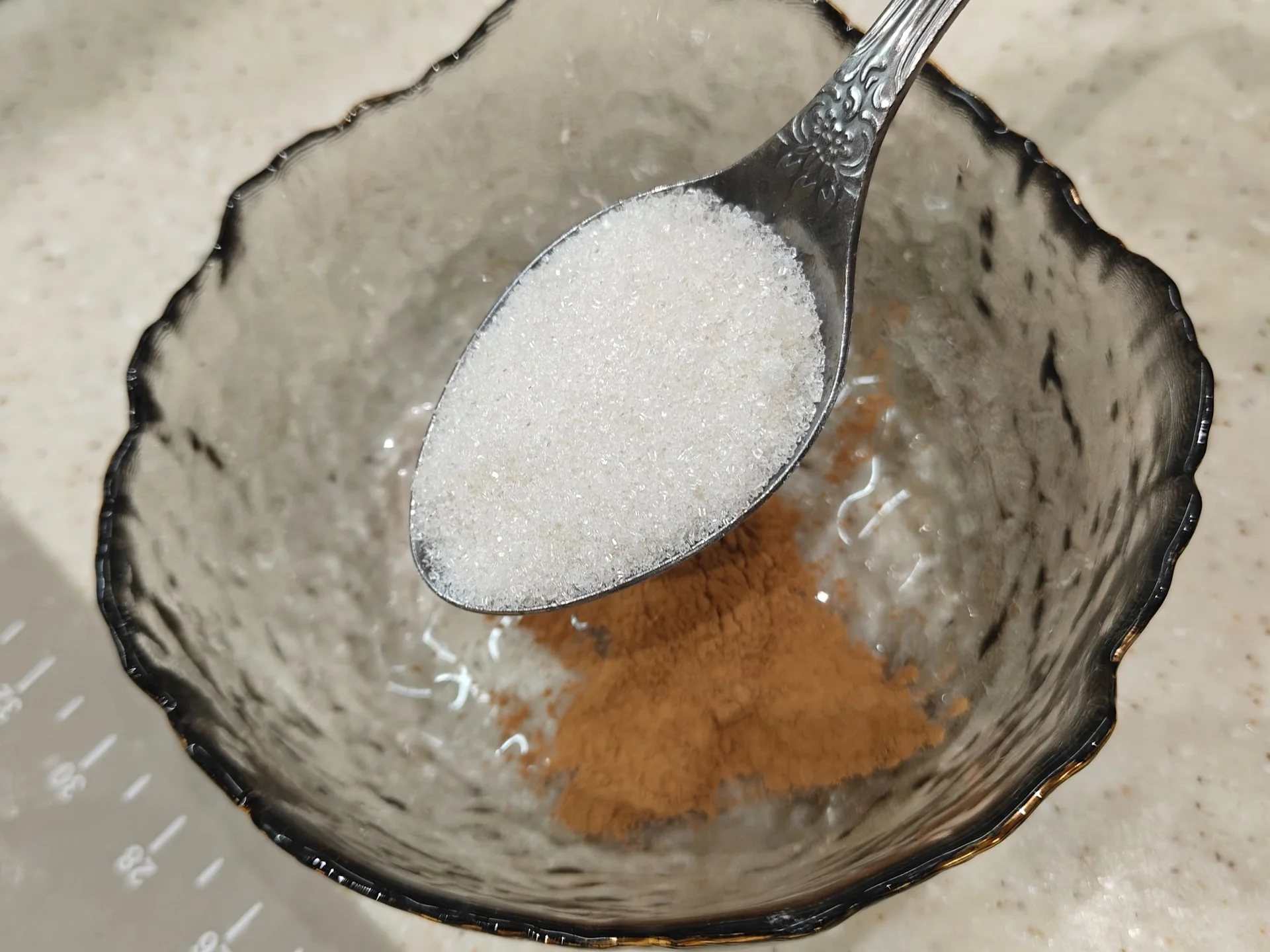 Шаг 4: Ушки с сахаром и корицей из слоеного теста