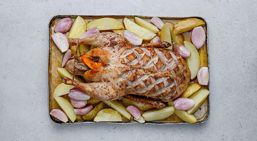 Утка целиком с картошкой в духовке: шаг 4