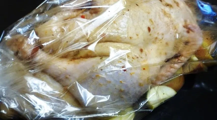 Утка, запеченная с апельсином, яблоком и брусникой: шаг 4