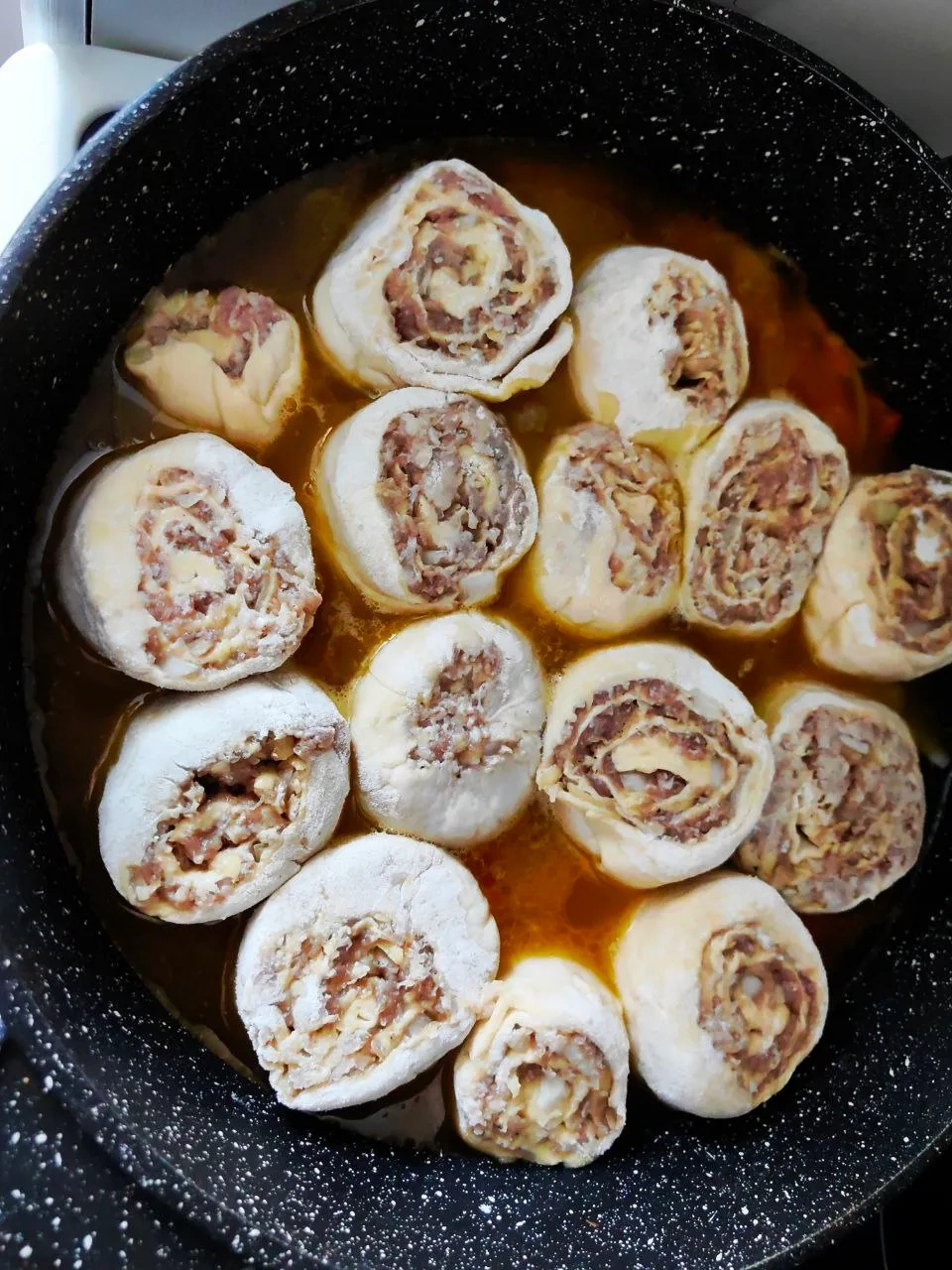 Горячие роллы из теста с фаршем: шаг 4