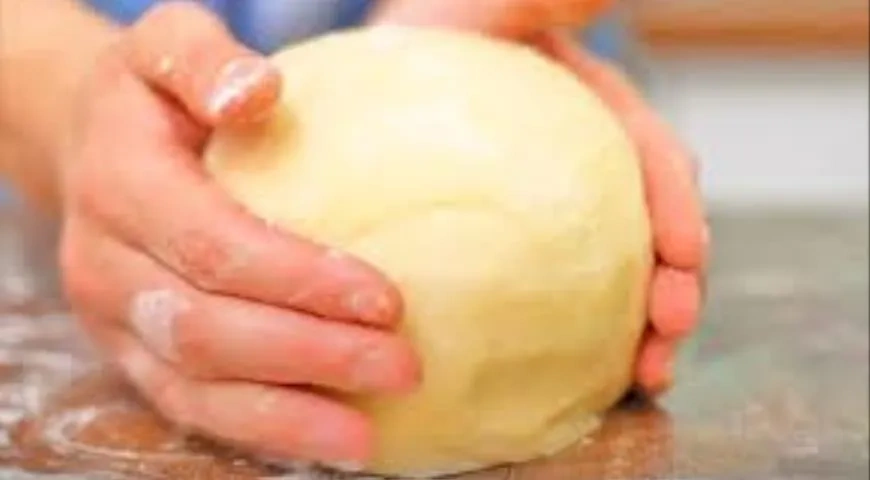 Яблочный пирог с малиной, кардамоном и миндалем: шаг 4