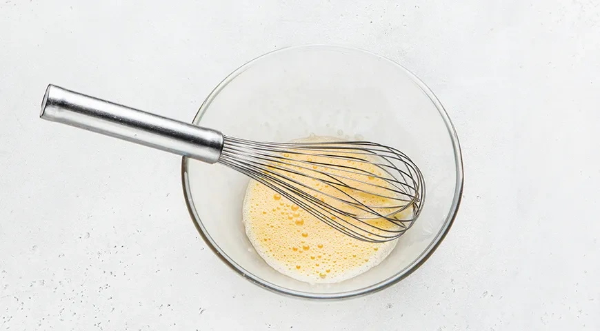 Яблочный рулет на сгущенном молоке: шаг 4