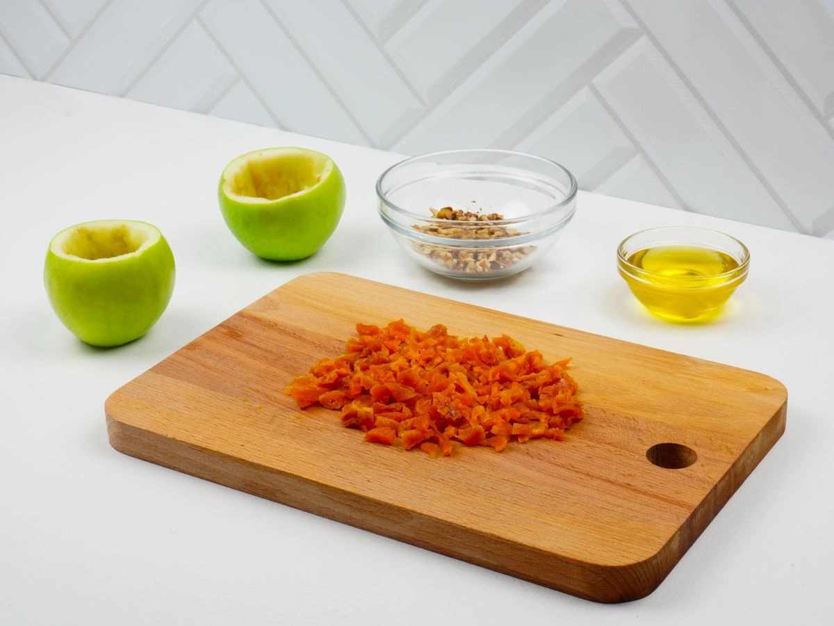 Шаг 4: Яблоки, запеченные с курагой и грецким орехом
