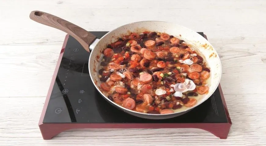 Яичница с сосисками и фасолью: шаг 4