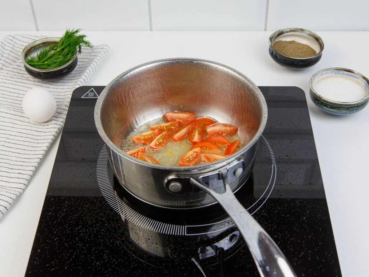 Шаг 4: Яичный суп с зеленью и томатами