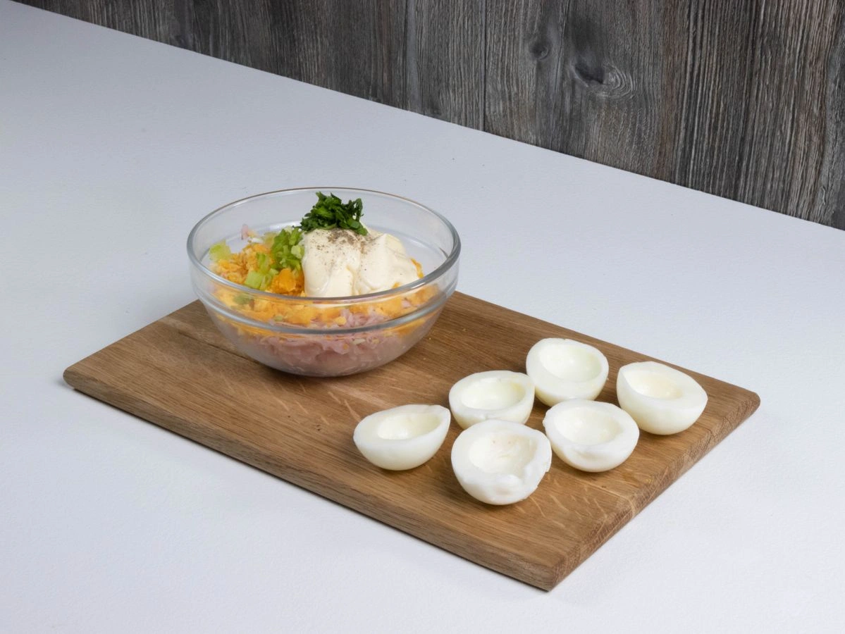 Шаг 4: Яйца, фаршированные ветчиной и сыром