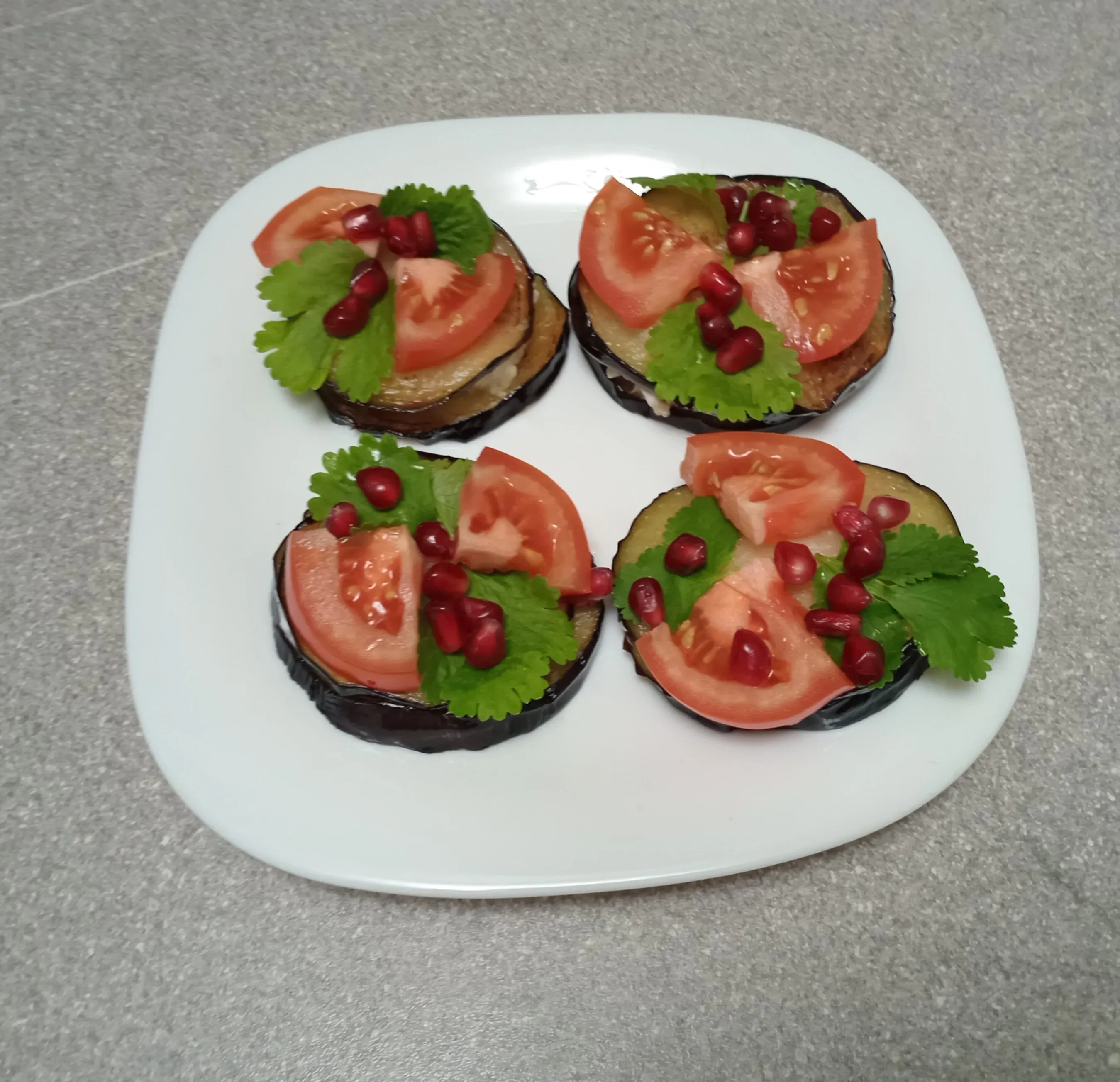 Закуска из баклажанов с помидорами и гранатом: шаг 4