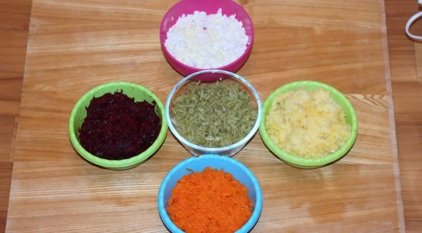 Закусочный торт Селедка под шубой: шаг 4