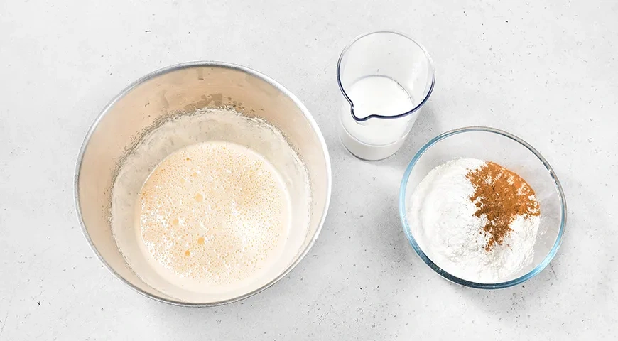 Заливной пирог на кефире с яблоками: шаг 4