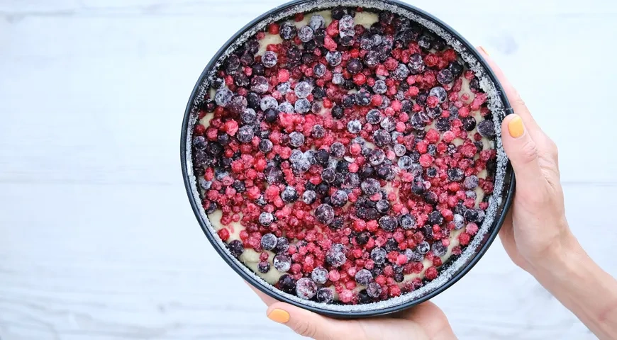 Заливной пирог со смородиной: шаг 4