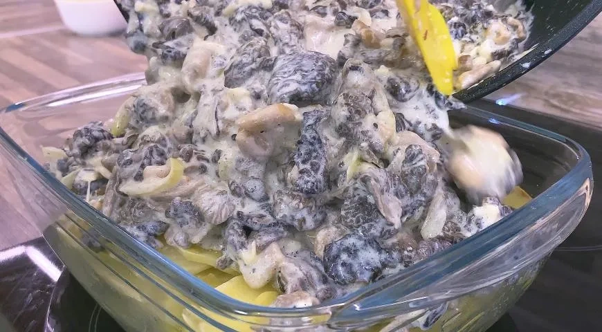 Запеченная картошка с грибами (строчки и сморчки): шаг 4