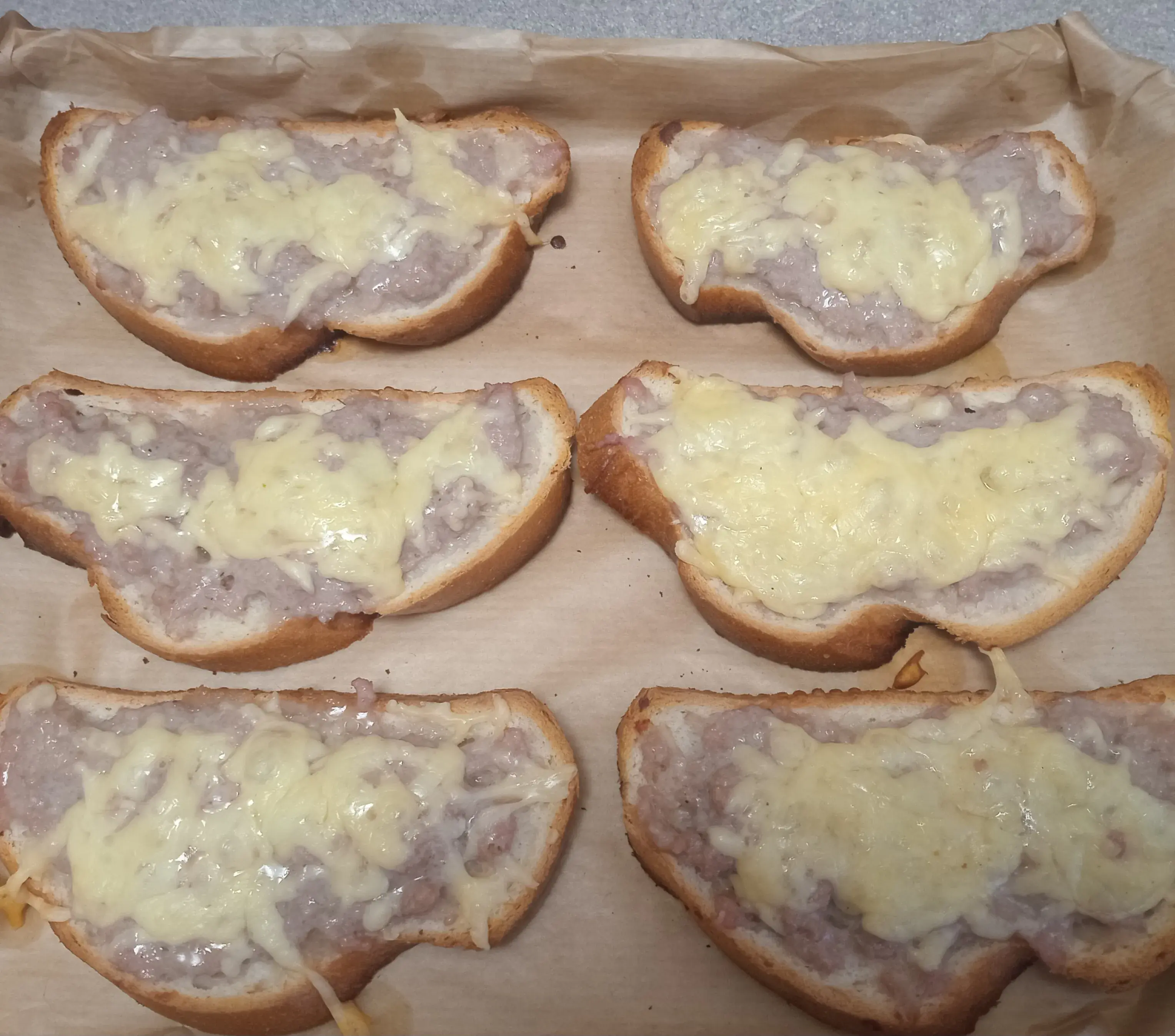 Запечённые бутерброды с фаршем и сыром: шаг 4