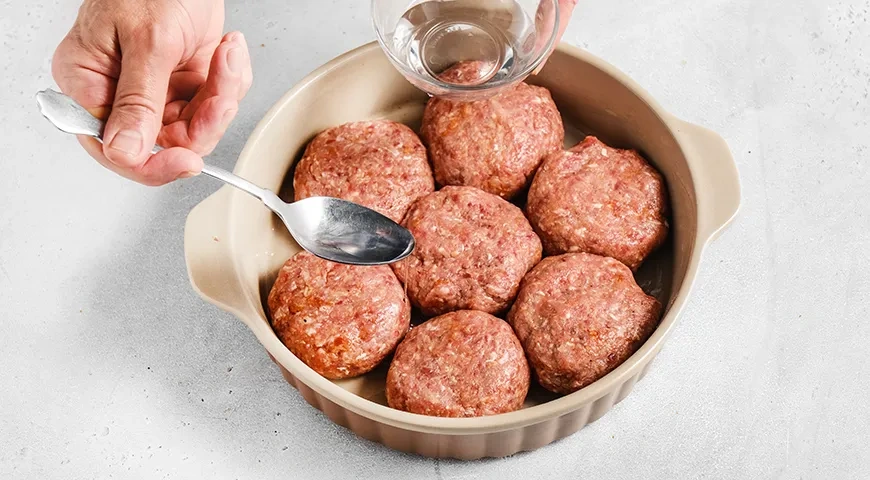 Запеченные котлеты в сметанном соусе: шаг 4