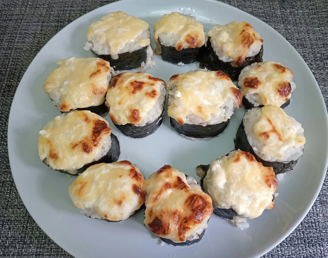 Запечённые роллы с кальмаром: шаг 4