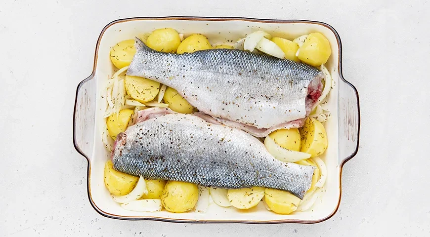 Запеченный жерех с картошкой и луком: шаг 4