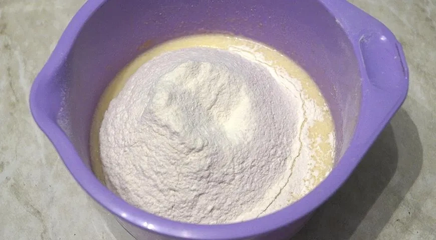 Заварные блины на молоке: шаг 4