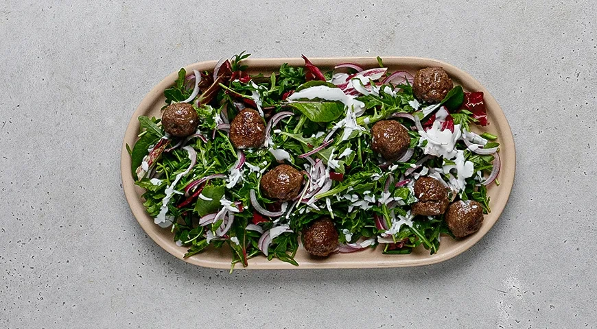 Зеленый салат с фрикадельками и брынзой: шаг 4