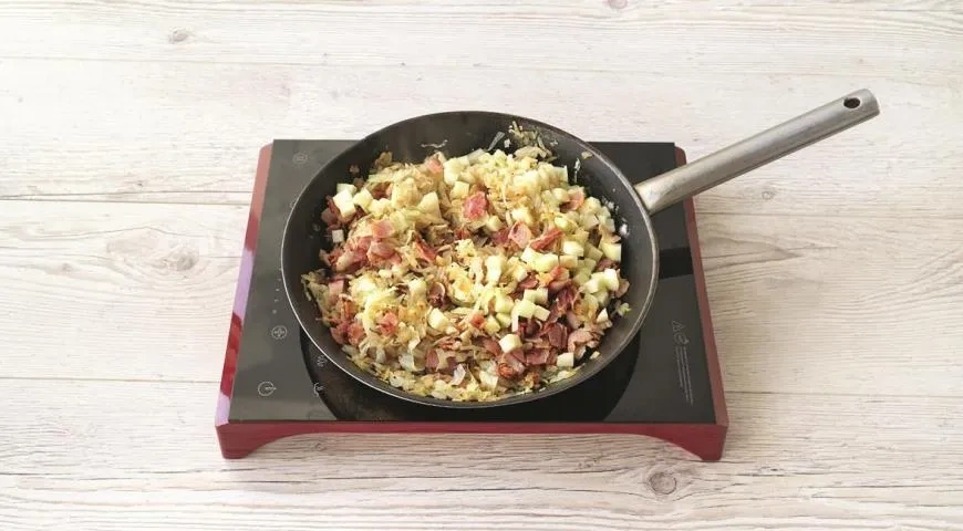 Жареная капуста с беконом и яблоками: шаг 4