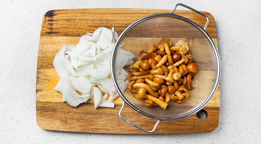 Жареная картошка с опятами: шаг 4