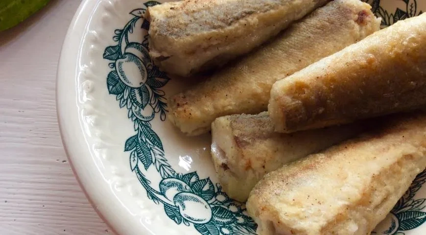 Жареный на сковороде хек в пряной панировке: шаг 4