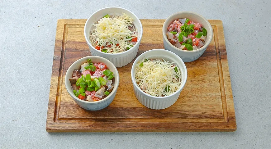 Жюльен с копченой рыбой и помидорами: шаг 4