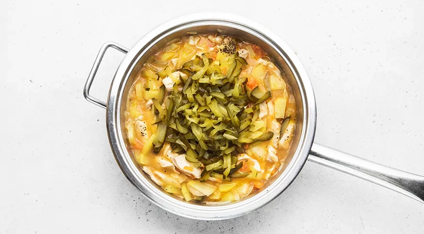 Азу из курицы с солеными огурцами: шаг 5