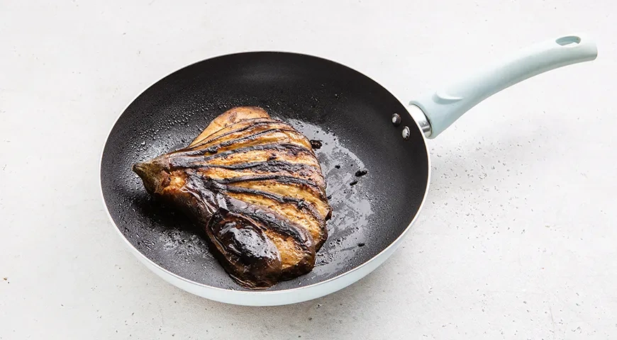 Баклажаны веером на сковороде: шаг 5