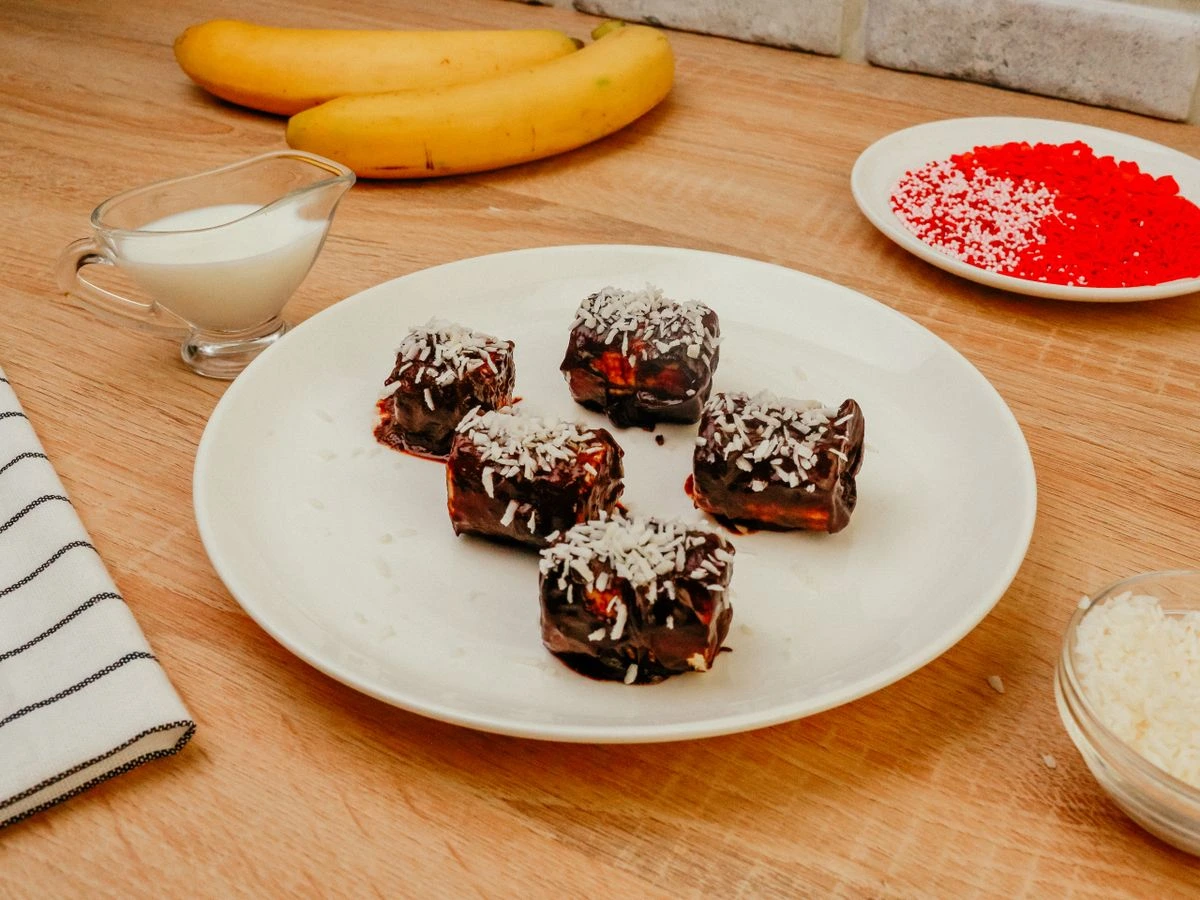 Шаг 5: Бананы в шоколаде с посыпкой