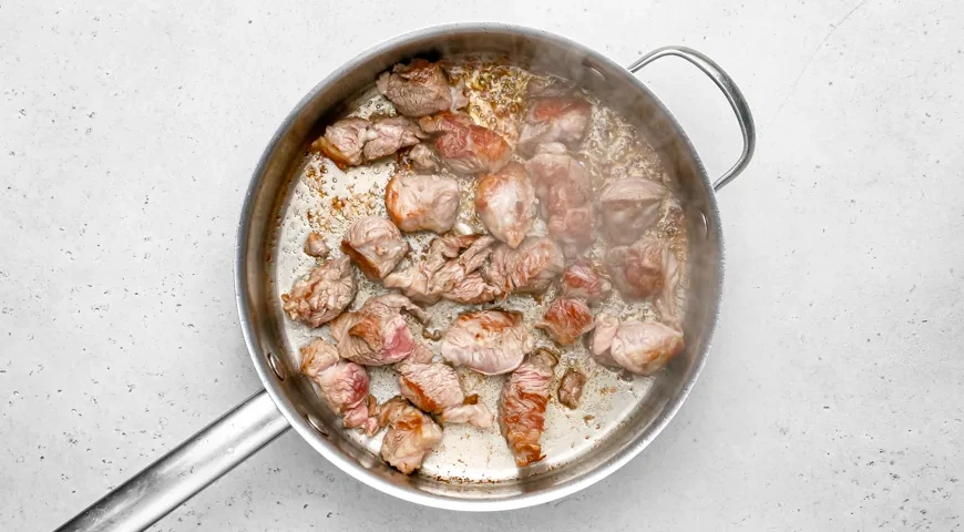 Баранина с картошкой и овощами на сковороде: шаг 5
