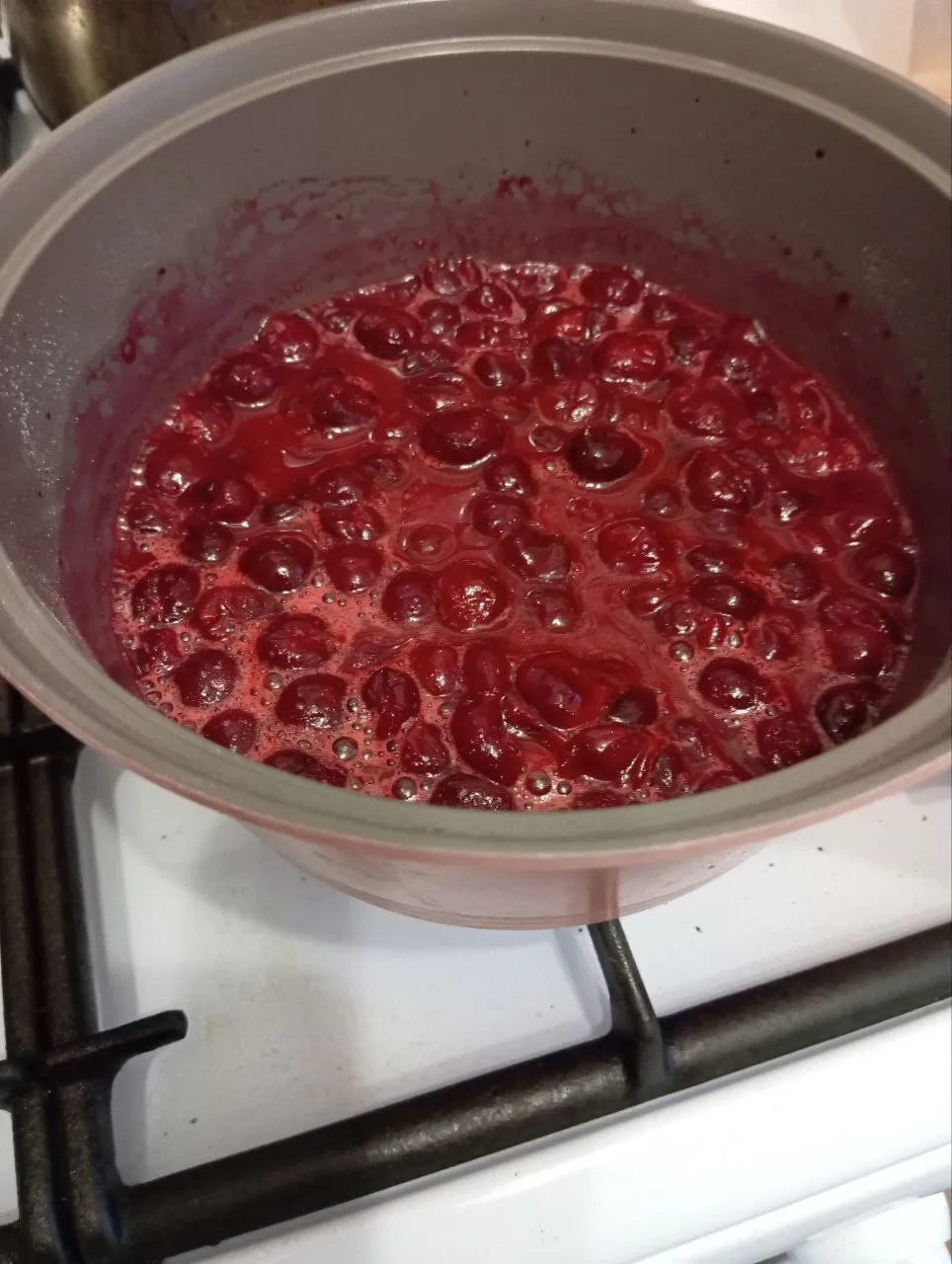 Бисквитный торт с вишнёвым конфи: шаг 5