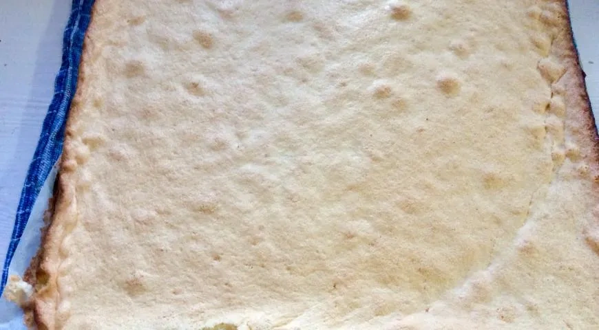 Вкусный бисквитный рулет в домашних условиях: шаг 5