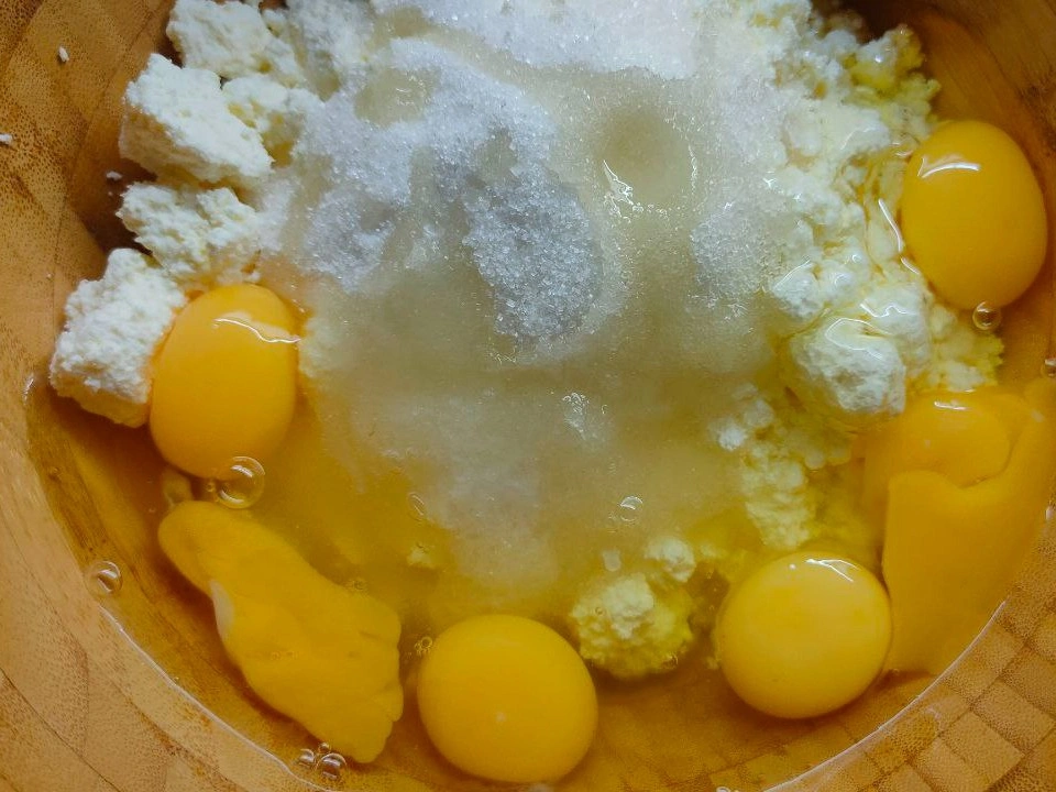 Шаг 5: Бисквитный пирог с изюмом и клюквой