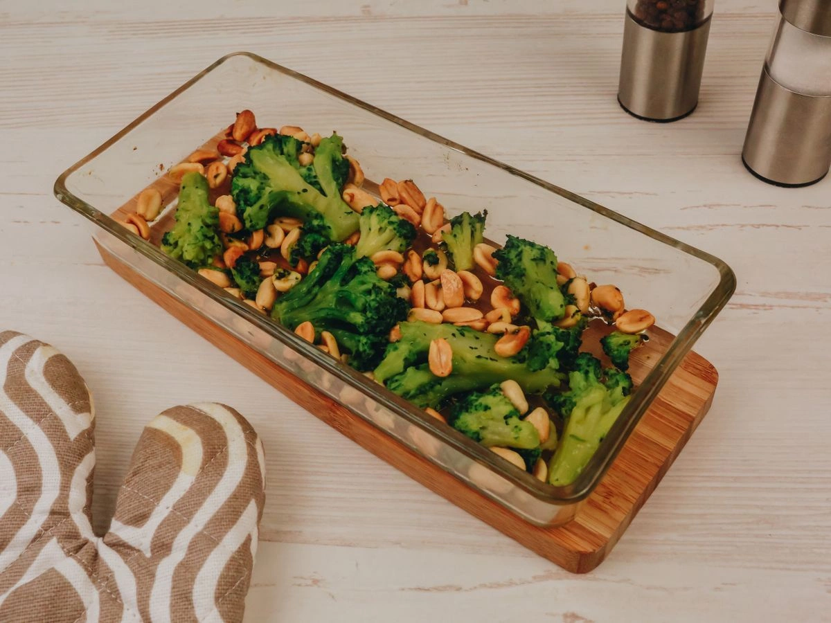 Шаг 5: Брокколи с арахисом и оливковым маслом