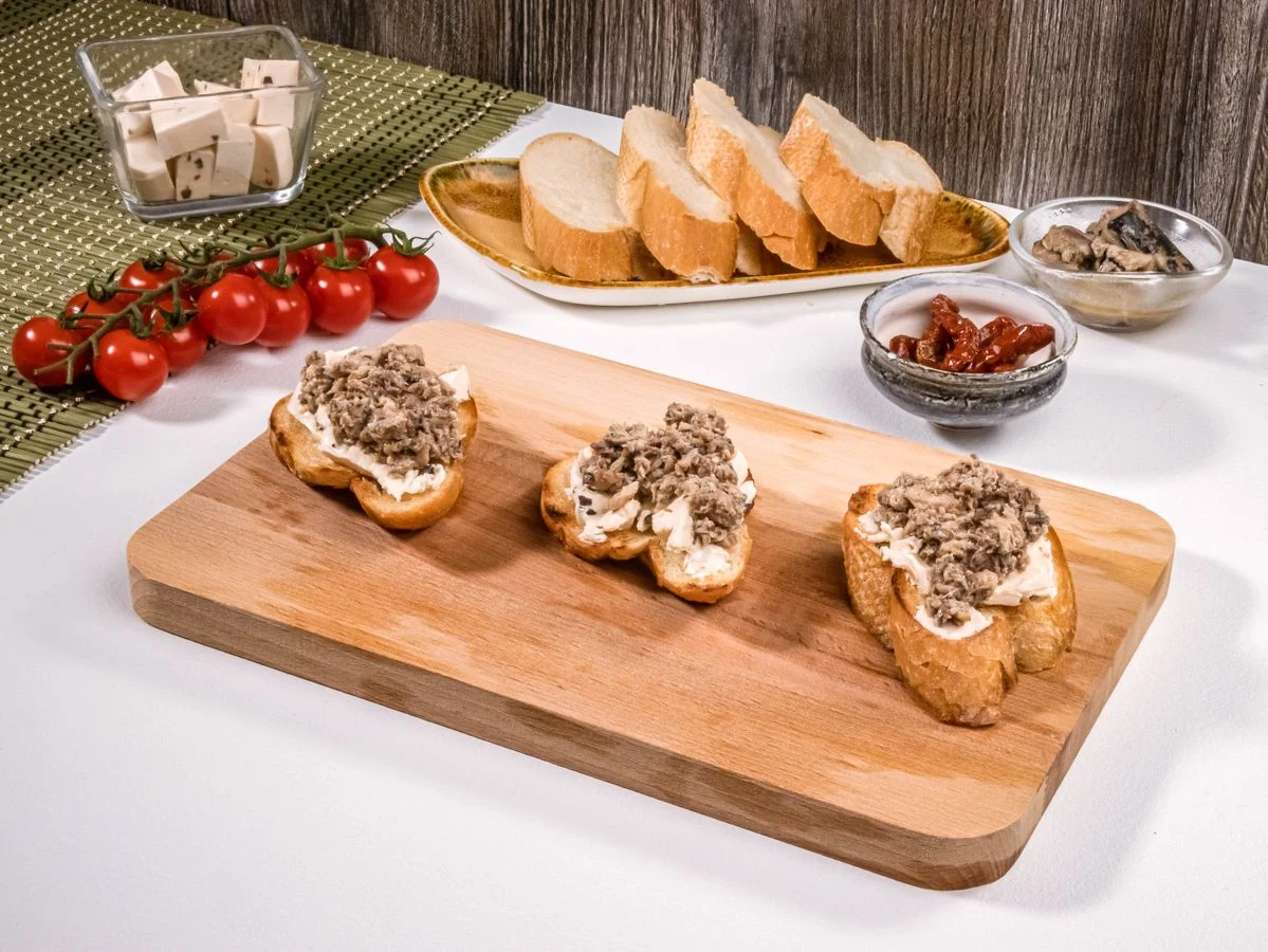 Шаг 5: Брускетта с сардинами, сыром и томатами