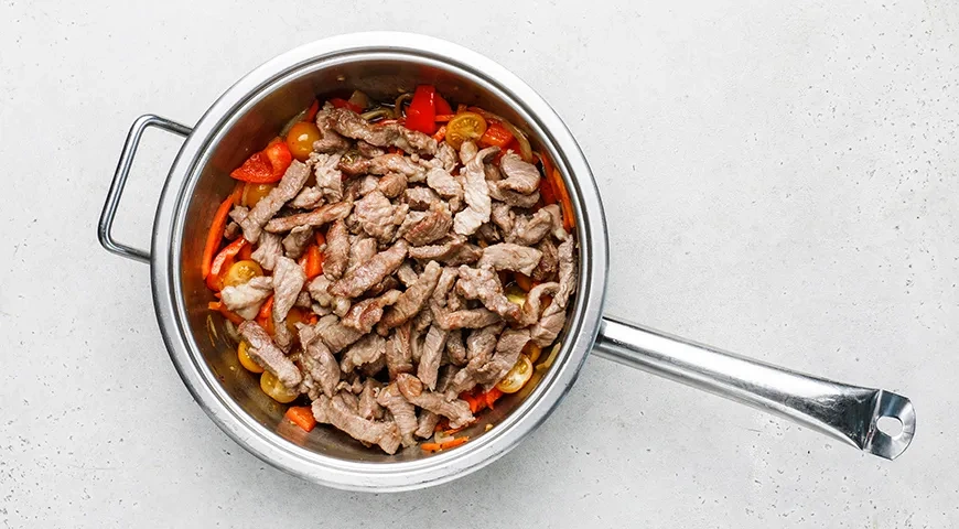 Булгур со свининой и овощами на сковороде: шаг 5