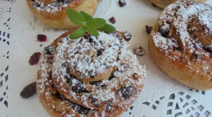 Булочки с клюквой из дрожжевого теста: шаг 5