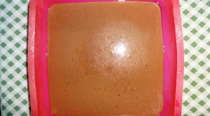 Быстрый шоколадный торт с орехами и шоколадной глазурью: шаг 5