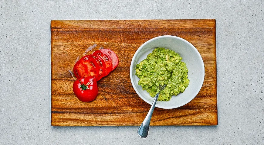 Чафли с авокадо, беконом и помидорами: шаг 5