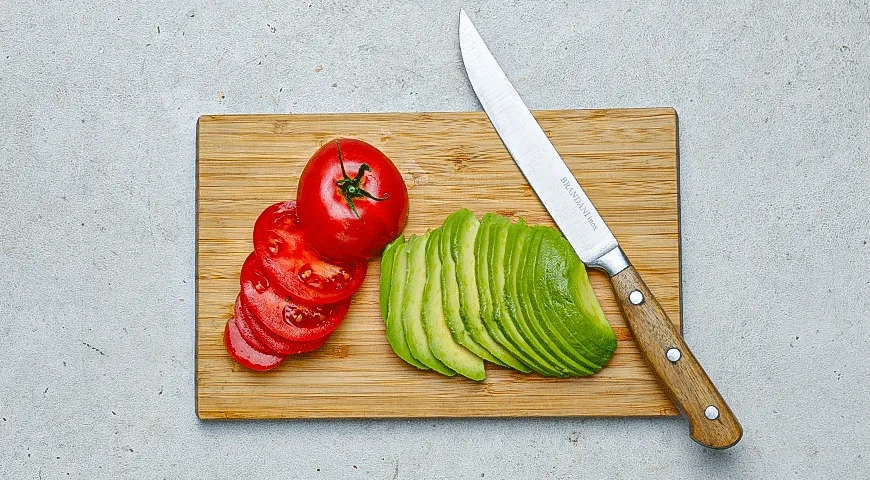 Чафли с авокадо, помидорами и базиликом: шаг 5