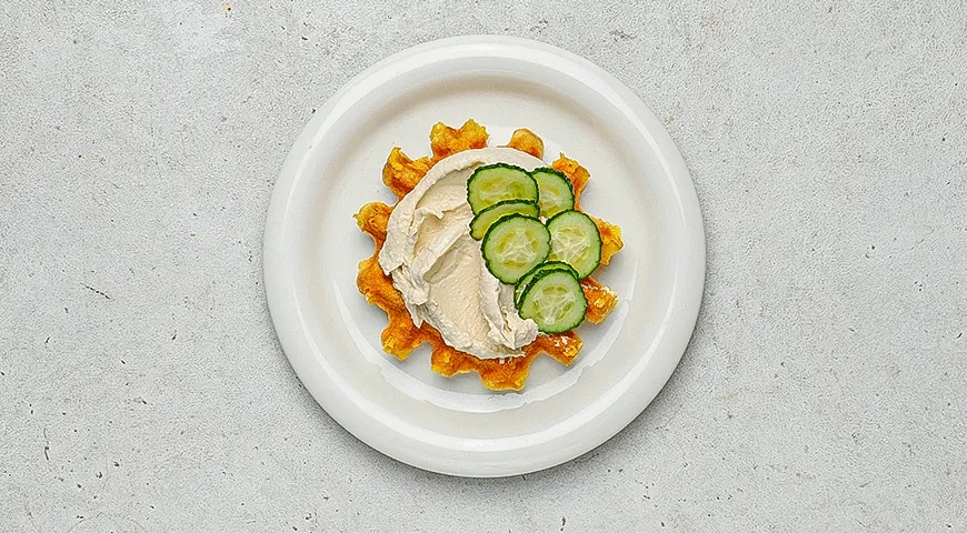 Чафли с хумусом, огурцом и кунжутом: шаг 5