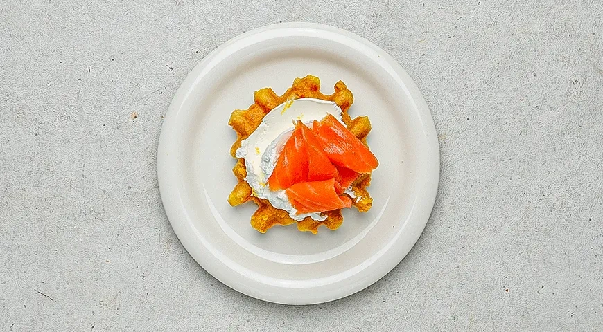 Чафли с творожным сыром, копченым лососем, лимоном и каперсами: шаг 5