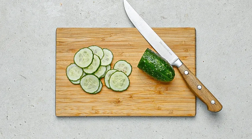 Чафли с творожным сыром, огурцом и зеленью: шаг 5