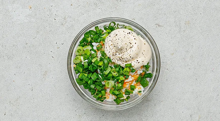 Чафли с яйцами, майонезом и зеленым луком: шаг 5