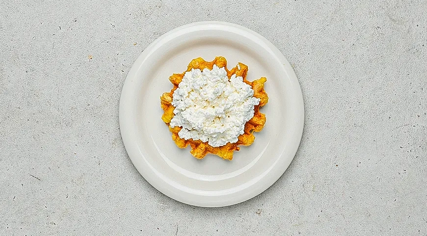 Чафли с зерненым творогом, ягодами и мятой: шаг 5