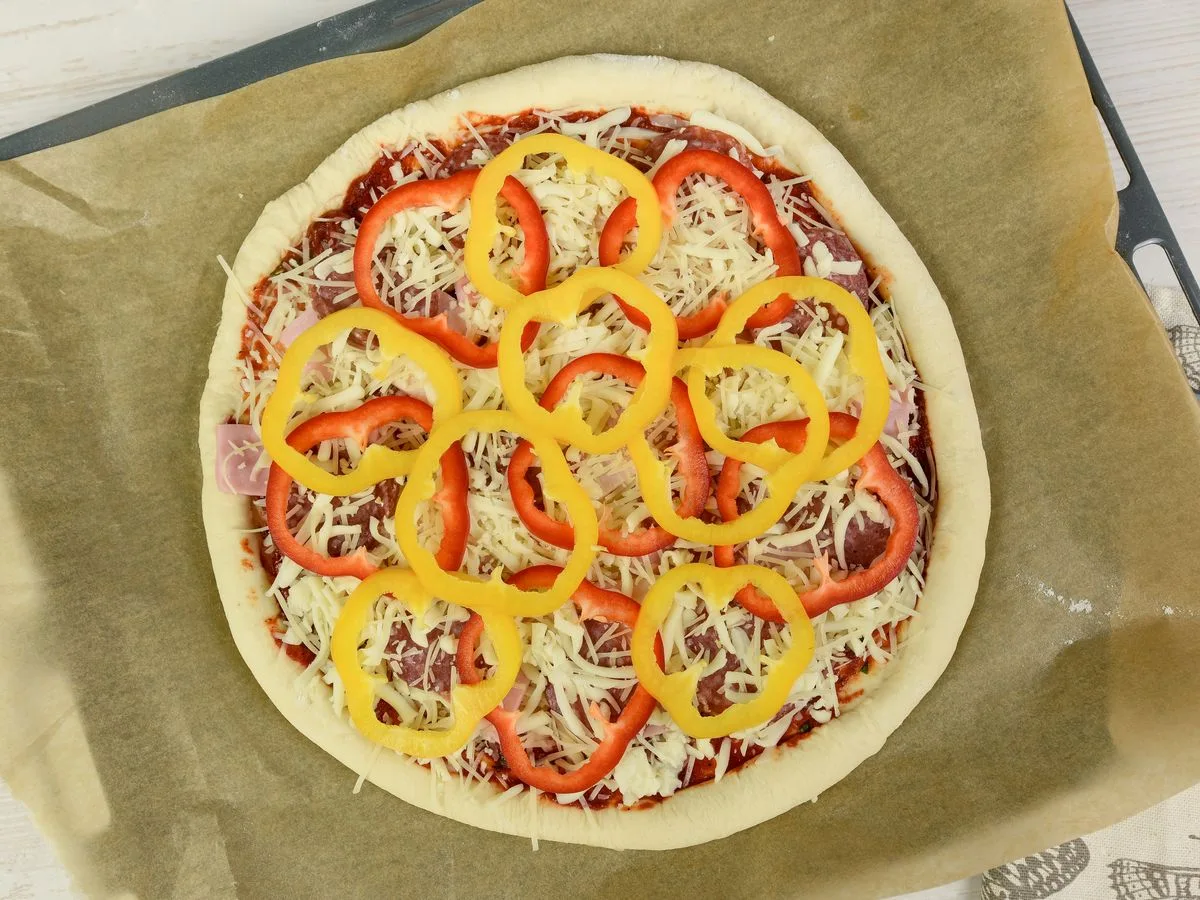 Шаг 5: Домашняя пицца с ветчиной, копченой колбасой и болгарским перцем