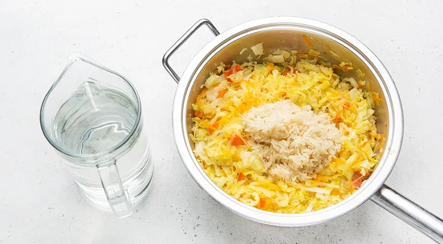 Домашняя солянка с капустой, рисом и сосисками: шаг 5
