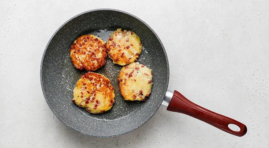 Драники с колбасой: шаг 5