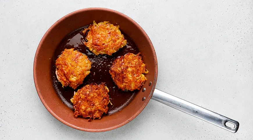 Драники с сыром и колбасой: шаг 5